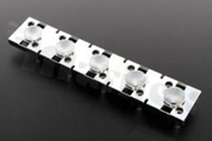 Reflektor do diod LED high power; kąt rozsyłu: 48 stopni FWHM; ilość diod: 5; rozmiar: 131.4x24.2mm; wysokość: 12.3mm; rodzaj materiału: PC; sposób mocowania: śruby