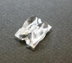 Soczewka do diod LED high power; kąt rozsyłu: Owalny 90 x 140 stopni FWHM; ilość diod: 1; rozmiar: 20x16mm; wysokość: 9mm; rodzaj materiału: PMMA; sposób mocowania: taśma; kołek; śruby