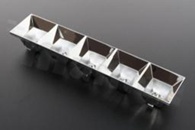 Reflektor do diod LED high power; kąt rozsyłu: owalny 55 x 55 stopni FWHM; ilość diod: 5; rozmiar: 150x30mm; wysokość: 21.15mm; rodzaj materiału: PC; sposób mocowania: śruby