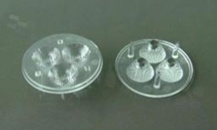 Soczewka do diod LED high power; kąt rozsyłu: 60 stopni FWHM; ilość diod: 3; rozmiar: okrąg 33.2mm; wysokość: 12.1mm; rodzaj materiału: PMMA; PC; sposób mocowania: klej