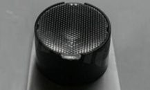Soczewka do diod LED high power; kąt rozsyłu: 24 do 26 stopni FWHM; ilość diod: 1; rozmiar: okrąg 22mm; wysokość: 13.5mm; rodzaj materiału: PMMA; PC; sposób mocowania: taśma