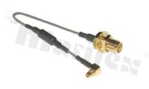 Kabel antenowy; przejściowy; RG1.13; zakończony wtykiem kątowym MMCX i gniazdem żeńskim SMA; kabel o długości 105mm; z filtrem EMI Z<sub>25MHz</sub>=49&Omega; Z<sub>100MHz</sub>=72&Omega; 