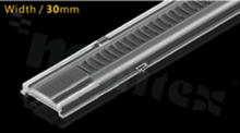 Soczewka do diod LED mid power; kąt rozsyłu: 90 stopni FWHM; ilość diod: optyka liniowa; rozmiar: 1176x30mm; wysokość: 8mm; rodzaj materiału: PC; sposób mocowania: klipsy