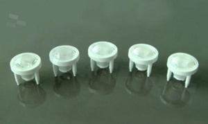 Soczewka do diod LED high power; kąt rozsyłu: owalny 25 x 45 stopni FWHM; ilość diod: 1; rozmiar: okrąg 24.7mm; wysokość: 20.3mm; rodzaj materiału: PMMA; sposób mocowania: klej