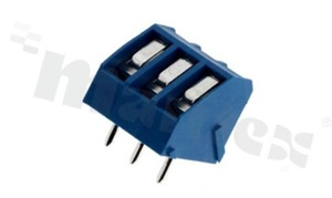 Listwa zaciskowa do PCB; w rastrze 5.00mm; 3-torowa; skośna; na przewód 2.5mm2 (AWG 22-12); z ruchomą osłoną przewodu; ze śrubami na wkrętak płaski; klatka mosiężna; niebieska; UL 300V/12A